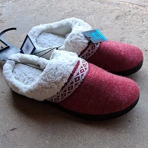 NWT Womens Isotoner Chili Pepper Slippers
